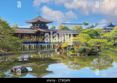 Kyoto, Japan - 2. April 2023: Der Heian Jingu Garden ist ein Garten mit einer Vielzahl von Pflanzen, Teichen und Gebäuden und weinenden Kirschbäumen, was ihn zu einem von ihnen macht Stockfoto