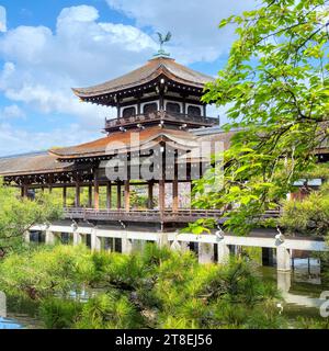 Kyoto, Japan - 2. April 2023: Der Heian Jingu Garden ist ein Garten mit einer Vielzahl von Pflanzen, Teichen und Gebäuden und weinenden Kirschbäumen, was ihn zu einem von ihnen macht Stockfoto