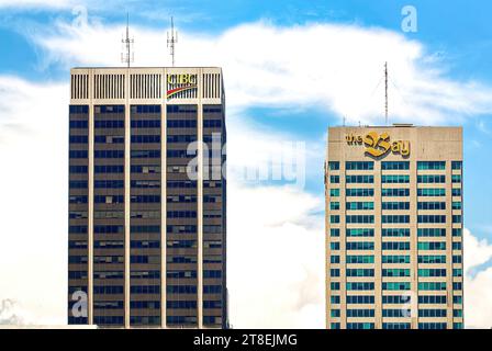 Toronto, Kanada - 22. Juni 2008: Die CIBC and Bay Towers in Bloor und Yonge sind seit vielen Jahren Wahrzeichen in Toronto. Die Bucht schloss ihren Standort hier im Jahr 2022. Stockfoto