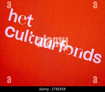 Rotterdam, Niederlande. November 2023. ROTTERDAM - das Logo des Het Cultuurfonds bei der Verleihung des Cultuurfonds-Preises 2023 im Theater Zuidplein an die weibliche Wirtschaft. Die weibliche Wirtschaft erhält den Preis, weil sie als selbsternanntes "Theaterpaket" ein großartiges Beispiel dafür sind, wie Kultur miteinander verbunden ist. ANP KOEN VAN WEEL niederlande Out - belgien Out Credit: ANP/Alamy Live News Stockfoto