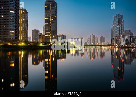 Ruhiger Blick auf Tokio am sumidagawa River mit hohen Wohnungen und Gebäuden Stockfoto