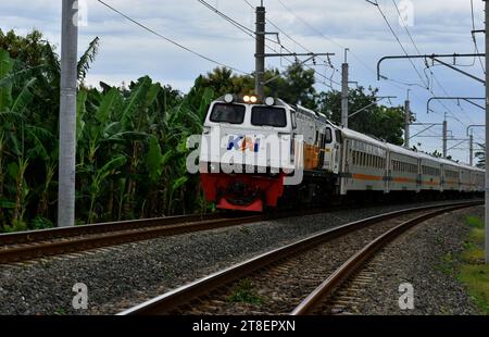 Der Zug fährt auf einer gekrümmten Strecke in der Nähe von Surakarta, Indonesien. Stockfoto