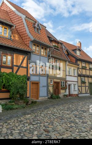 Straße mit historischen Fachwerkhäusern in der historischen Altstadt von Quedlinburg Stockfoto