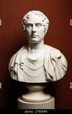 George Gordon Byron, Bertel Thorvaldsen, 1770-1844, Vermutlich 1824, Skulptur, 1817 hatte Thorvaldsen einen Brief erhalten, in dem er ihn darüber informierte, dass der englische Dichter Lord Byron (1788–1824) einige Wochen in Rom verbrachte und sein Porträt im Laufe seines Aufenthaltes modellieren lassen möchte. Es gab also wenig Zeit zu verschwenden, als der Dichter im Studio auftauchte, und die Dinge wurden nicht einfacher, als Byron sich als so etwas wie ein Poseur herausstellte. Nach Hans Christian Andersen Stockfoto