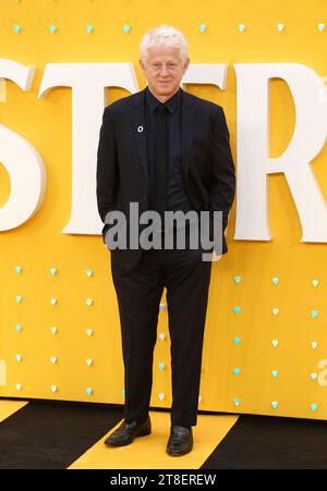 Richard Curtis nimmt an der britischen Premiere von „Yesterday“ am Odeon Luxe Leicester Square in London Teil. (Foto: Fred Duval / SOPA Images/SIPA USA) Stockfoto