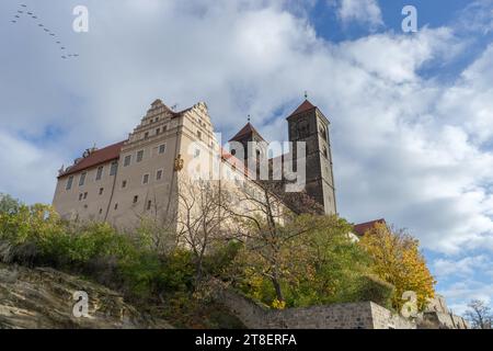 Stiftskirche St. Servatii und Schloss in Quedlinburg auf dem Hügel Stockfoto