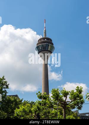 Düsseldorf – 2. Juni 2022: Ein Fernsehturm in Düsseldorf, Nordrhein-Westfalen. Stockfoto