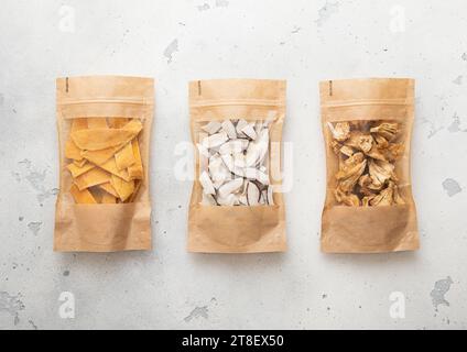 Pakete mit getrockneten süßen Mangokoconut und Ananasscheiben Chip auf hellem Hintergrund. Stockfoto