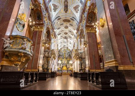 Polen, Tschenstochau - 19. Juli 2023: Innenraum des Klosters und der Kirche Jasna Gora. Polnische katholische Wallfahrtsstätte in Tschenstochau. Stockfoto