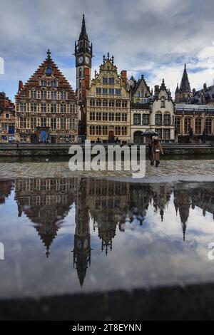 Gent, Belgien - 07. Dezember 2022: Blick auf den Graslei-Kai und den Fluss Leie im historischen Stadtzentrum von Gent Gent, Belgien. Architektur und Wahrzeichen o Stockfoto