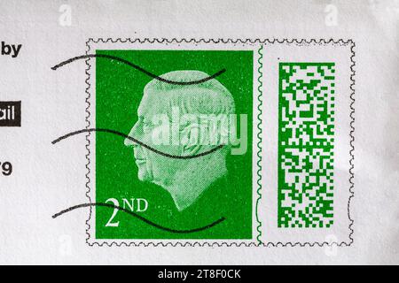 Grüner Stempel 2. Klasse, Stempel 2. Klasse mit Kopf von König Karl III., auf Umschlag geheftet - Stempel mit Barcode UK 2023 Stockfoto