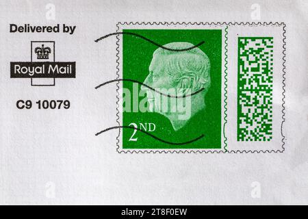 Grüner Stempel 2. Klasse, Stempel 2. Klasse mit Kopf von König Karl III., auf Umschlag geheftet - Stempel mit Barcode UK 2023 Stockfoto