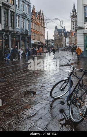 Gent, Belgien - 07, Dezember 2022: Architektur der Straßen von Gent Stadt, Belgien an regnerischen Tagen im Winter. Stockfoto