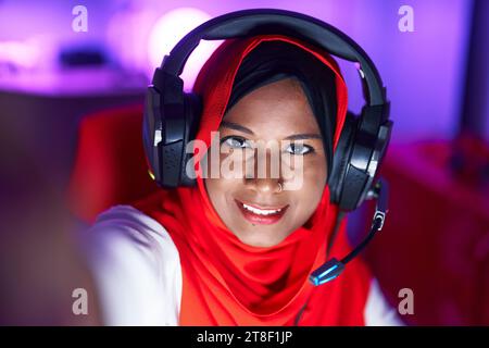 Junge schöne Frau Streamer lächelt selbstbewusst Selfie mit Kamera im Spielzimmer Stockfoto
