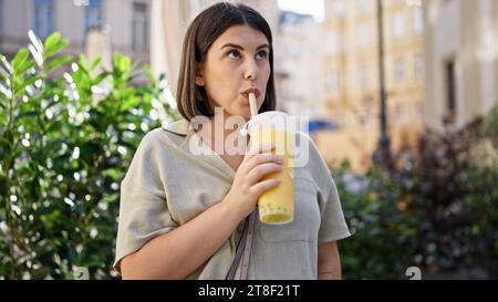 Junge, wunderschöne hispanische Frau, die auf den Straßen Wiens Seifenblasentee trinkt Stockfoto