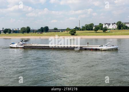 Düsseldorf, Deutschland - 2. Juni 2022: Das Frachtschiff Nordland V fährt auf dem Rhein in Düsseldorf, Nordrhein-Westfalen. Der Wasserweg ist Navigab Stockfoto