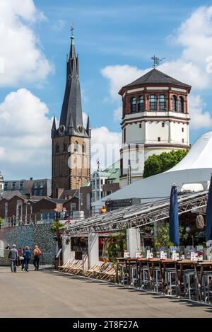 Düsseldorf, Deutschland - 2. Juni 2022: St. Lambertuskirche und Schlossturm in der Düsseldorfer Altstadt in Nordrhein-Westfalen Stockfoto