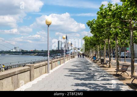 Düsseldorf, Deutschland - 2. Juni 2022: An der Rheinpromenade in Düsseldorf, Nordrhein-Westfalen, genießen die Menschen die Sommertage. Stockfoto