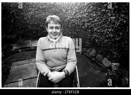 DAME TANNI GREY THOMPSON, PORTRAIT, CARDIFF, 2001: Paralympische Legende Dame Tanni Grey-Thompson, fotografiert im Garten ihrer Eltern in Whitchurch, Cardiff, März 2001. Dame – jetzt Baroness – Tanni gewann 16 paralymische Medaillen, darunter 11 Goldmedaillen. Bild: ROB WATKINS Stockfoto