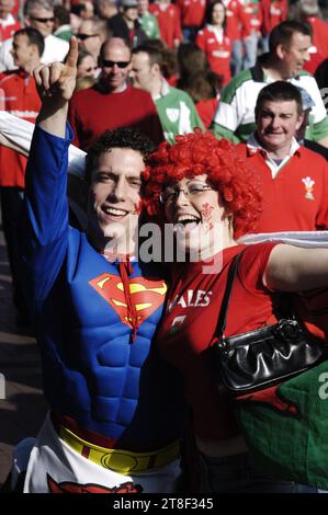 Begeisterte Fans mit Superhelden-Outfits, Perücken und Gesichtsfarbe vor dem Grand Slam-Entscheid 2005 im Six Nations on the Streets of Cardiff, 19. März 2005. Wales gewann das Spiel 32:20 und den Grand Slam. Bild: ROB WATKINS Stockfoto