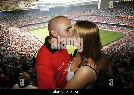 Vicky Gilbert, 21, schlug Mark Joseph, 27, in der Halbzeit beim Rugbyspiel Wales gegen England im Millennium Stadium am 23. August 2003 vor. Sie sind aus Aberystwyth. Er nahm an, aber England gewann. Foto: ROB WATKINS Stockfoto