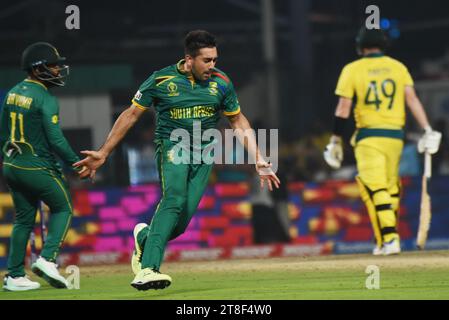 Kalkutta, Indien. November 2023. Tabraiz Shamsi aus Südafrika feiert nach dem Bowling Glenn Maxwell aus Australien (nicht abgebildet) während des ICC Männer Cricket World Cup Indien 2023 Halbfinalspiels zwischen Südafrika und Australien am 16. November 2023 in Eden Gardens in Kalkata, Indien. Foto: Dipa Chakraborty/Eyepix Group. Quelle: SIPA USA/Alamy Live News Stockfoto