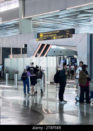 Die Leute laufen vorbei an Duty Free Shops in Soekarno - Hatta Airport. Bekasi, Indonesien, 20. November 2023 Stockfoto