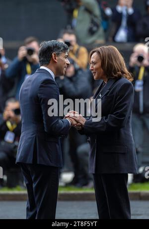 BLETCHLEY PARK, BUCKINGHAMSHIRE, ENGLAND, Vereinigtes Königreich - 02. November 2023 - der britische Premierminister Rishi Sunak spricht am Ende mit Kamala Harris Stockfoto