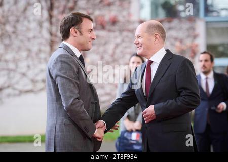 Berlin, Vorfahrt der Teilnehmer zum Compact with Africa im Bundeskanzleramt Bundeskanzler Olaf Scholz SPD begrüßt Emmanuel Macron Staatspräsident der Französischen Republik im Rahmen des Compact with Africa am 20.11.2023 im Bundeskanzleramt in Berlin. Berlin Bundeskanzleramt Berlin Deutschland *** Berlin, Teilnehmer nähern sich dem Pakt mit Afrika im Bundeskanzleramt Bundeskanzler Olaf Scholz SPD begrüßt Emmanuel Macron, Präsident der Französischen Republik, zum Pakt mit Afrika am 20 11 2023 im Bundeskanzleramt Berlin Berlin Bundeskanzleramt Berlin Deutschland Stockfoto