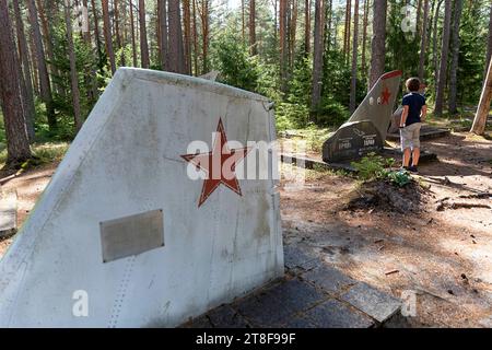 Amari Pilot Cemetary, alter russischer Militärfriedhof aus sowjetischer Zeit in der Nähe der ehemaligen russischen Militärbasis in Estland, mitten in einem Wald Stockfoto