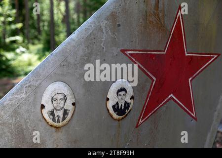 Amari Pilot Cemetary, alter russischer Militärfriedhof aus sowjetischer Zeit in der Nähe der ehemaligen russischen Militärbasis in Estland, mitten in einem Wald Stockfoto