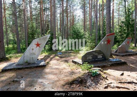 Amari Pilot Cemetary, alter russischer Militärfriedhof aus sowjetischer Zeit in der Nähe der ehemaligen russischen Militärbasis in Estland, mitten in einem Wald Stockfoto