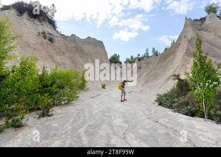 Touristische Wanderungen im malerischen Rummu Steinbruch, ehemaliges Gefängnis, das in einen Ort für Tourismus verwandelt wurde, zum Wandern Schwimmen, Harju, Estland Stockfoto