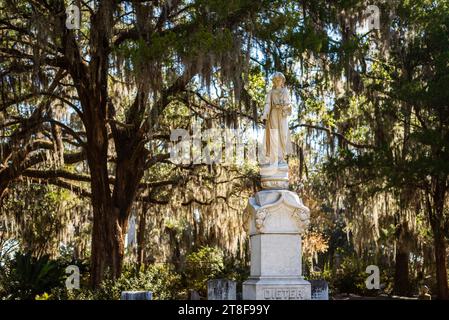 George Dieter Tribute-Statue umgeben von lebenden Eichen mit spanischem Moos auf dem Bonaventure Cemetery in Savannah, Georgia. Stockfoto