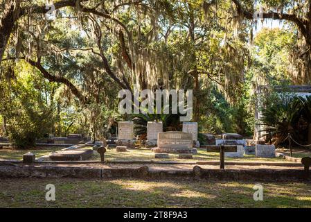 Davis-Denkmal und Grabsteine auf dem Bonaventure Cemetery in Savannah, Georgia, USA. Stockfoto