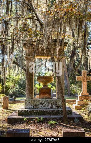 Auf dem Bonaventure Cemetery in Savannah, Georgia, USA, befindet sich eine historische Gedenkstätte mit lebenden Eichen und spanischem Moos. Stockfoto