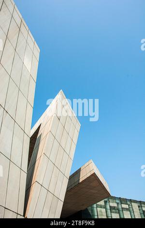 Eine Hochwinkelaufnahme des Wuhan Qintai Grand Theaters in China mit weißen Wänden Stockfoto