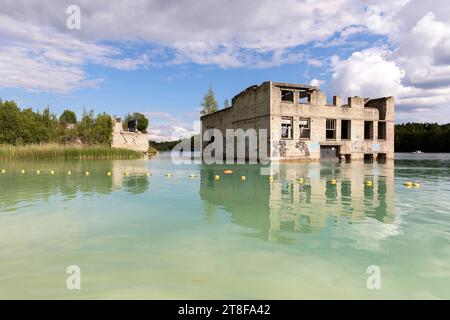 Verlassenes Gebäude im Scenic Rummu Steinbruch, ehemaliges Gefängnis, das in einen Ort für Tourismus verwandelt wurde, zum Wandern Schwimmen, Harju, Estland Stockfoto