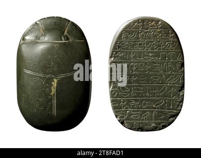 Scarab mit Hieroglyphen-Inschrift aus dem Totenbuch, 1069 v. Chr. - 664 v. Chr., Skulptur, Scarab, Höhe 4,3 cm, Breite 2,8 cm, [Hieroglyffer. Uddrag fra Dødebogens kapitel 30B], Skulptur, Ägyptisch, Dritte Zwischenperiode (1077 v. Chr. - 664 v. Chr.) Stockfoto