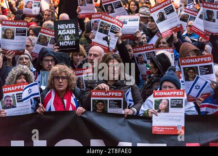 Demonstranten, die Bilder von Menschen halten, die von der Hamas entführt wurden: "Nie wieder ist jetzt" eine Gebets- und Protestveranstaltung in Whitehall, um ihre Solidarität auszudrücken Stockfoto