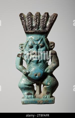 Statuette von Bes, nicht früher als 664 v. Chr., Skulptur, Statuette, diese Fayence-Statuette repräsentiert den ägyptischen Zwerggott Bes. Er ist mit Löwenohren, Schwanz und Mähne dargestellt und trägt eine Federkrone. Er hat ein maskenähnliches Gesicht mit der Zunge. Ein Haken auf der Rückseite der Figur zeigt an, dass sie aufgehängt werden sollte. BES wird oft mit Messern oder Schwertern in der Hand dargestellt und in einer etwas schöneren Version als Musiker mit Tamburin oder Leier. Trotz seines wilden Aussehens war er ein guter Mann Stockfoto