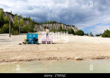 Touristen entspannen sich am Strand im malerischen Rummu Steinbruch, ehemaliges Gefängnis, das in einen Ort für Tourismus verwandelt wurde, zum Wandern Schwimmen, Harju, Estland Stockfoto