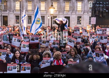 Demonstranten, die Bilder von Menschen halten, die von der Hamas entführt wurden: "Nie wieder ist jetzt" eine Gebets- und Protestveranstaltung in Whitehall, um ihre Solidarität auszudrücken Stockfoto