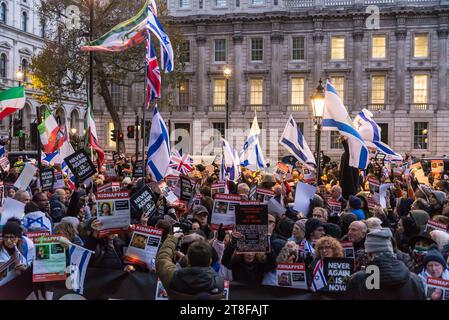 Demonstranten, die Bilder von Menschen halten, die von der Hamas entführt wurden: "Nie wieder ist jetzt" eine Gebets- und Protestveranstaltung in Whitehall, um ihre Solidarität auszudrücken Stockfoto