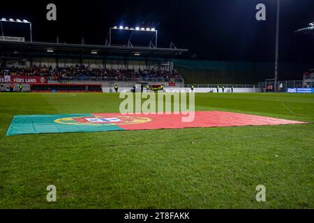 Vaduz, Liechtenstein. November 2023. Vaduz, Liechtenstein, 16. November 2023: Portugiesische Flagge auf dem Boden vor dem Fußball-Spiel der europäischen Qualifikation zwischen Liechtenstein und Portugal im Rheinpark Stadion in Vaduz, Liechtenstein. (Daniela Porcelli/SPP) Credit: SPP Sport Press Photo. /Alamy Live News Stockfoto