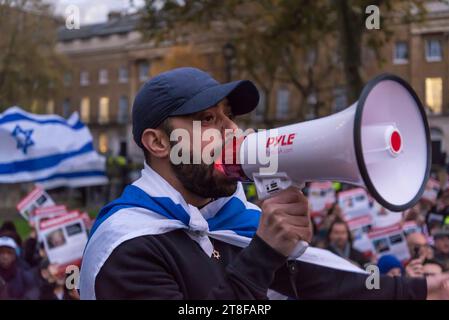 Ein Sprecher mit Megaphon: "Nie wieder ist jetzt" ein Gebet- und Protestveranstaltung in Whitehall, um Solidarität mit dem jüdischen Volk auszudrücken und zu stehen Stockfoto