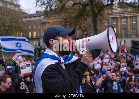 Ein Sprecher mit Megaphon: "Nie wieder ist jetzt" ein Gebet- und Protestveranstaltung in Whitehall, um Solidarität mit dem jüdischen Volk auszudrücken und zu stehen Stockfoto