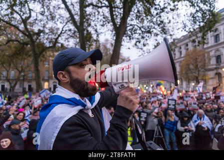 Ein Sprecher mit Megaphon: "Nie wieder ist jetzt" ein Gebet- und Protestveranstaltung in Whitehall, um Solidarität mit dem jüdischen Volk auszudrücken und zu stehen Stockfoto