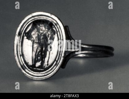 Hermes mit Stab und Widderkopf, nicht früher als 30 v. Chr. - nicht später als 200, Schmuck, Ring, Fingerring, Goldring, Siegelring, Ringstein, Metall, Gold, Edelstein, Amethyst, Höhe 1 cm, Breite 0,8 cm, Steinmetzwerk, Steinschneiden, römische Kaiserzeit (27 v. Chr. - 476) Stockfoto