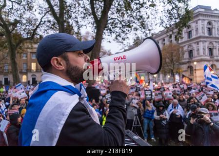 Ein Sprecher mit Megaphon: "Nie wieder ist jetzt" ein Gebet- und Protestveranstaltung in Whitehall, um Solidarität mit dem jüdischen Volk auszudrücken und zu stehen Stockfoto